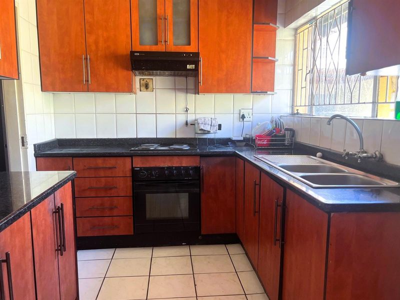 SOLD - 3 Bedroom Home with Flatlet in Elandspark! - Photo 8