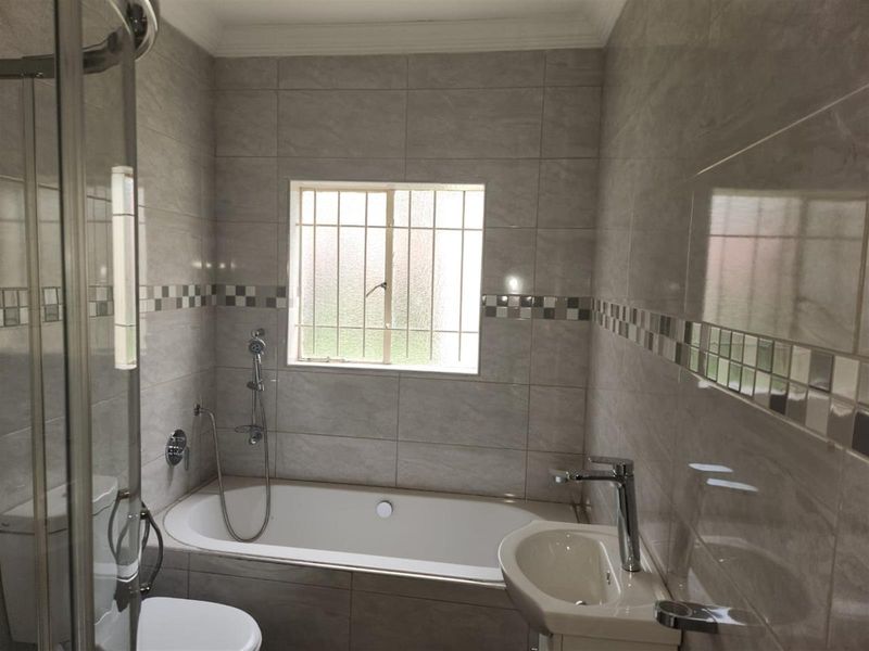 Beautifully Designed Family Home with Dual En-Suites and Modern Flair - Photo 10