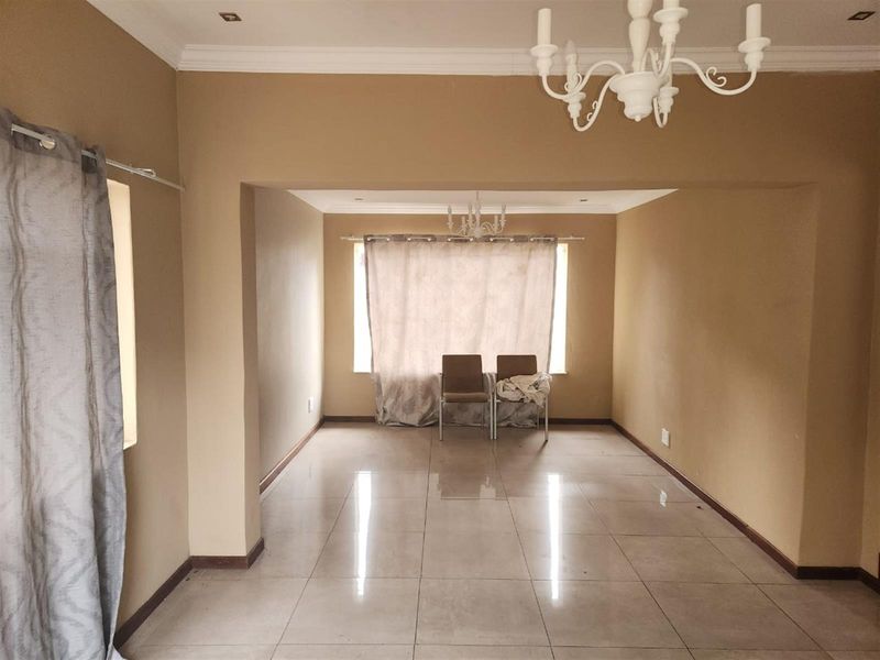 Beautifully Designed Family Home with Dual En-Suites and Modern Flair - Photo 2