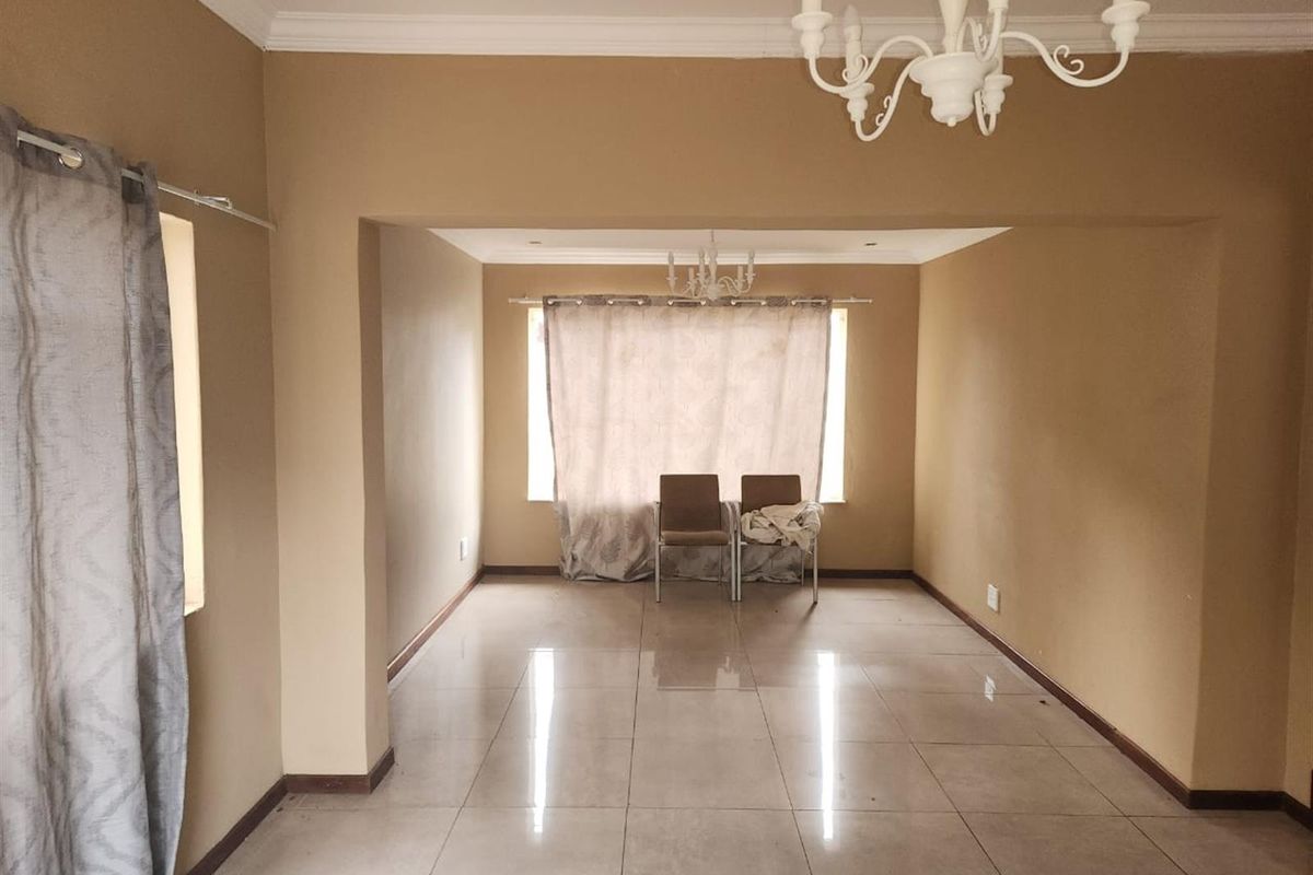 Beautifully Designed Family Home with Dual En-Suites and Modern Flair - Photo 2