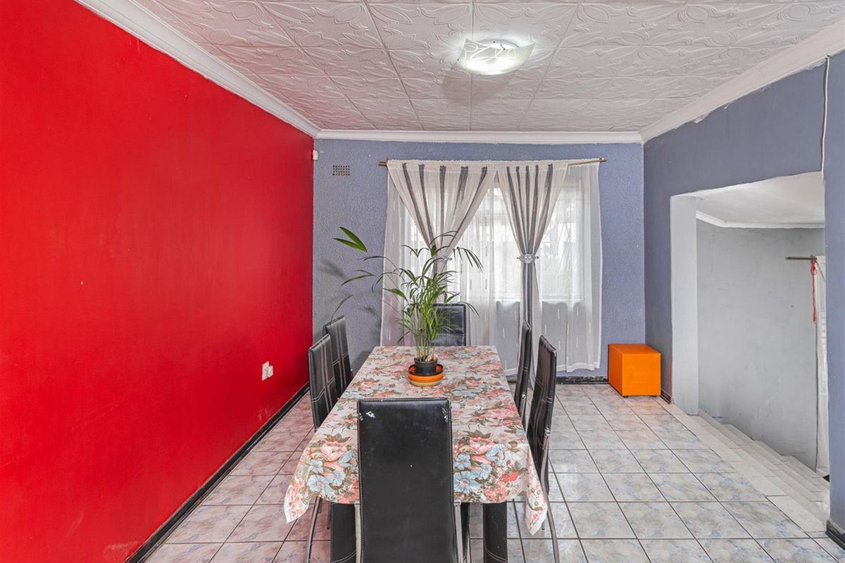 Charming Family Home with Pool, Lapa and Modern Comforts in Bosmont - Photo 3