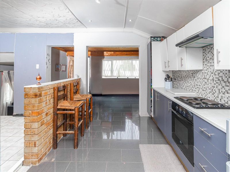 Charming Family Home with Pool, Lapa and Modern Comforts in Bosmont - Photo 9