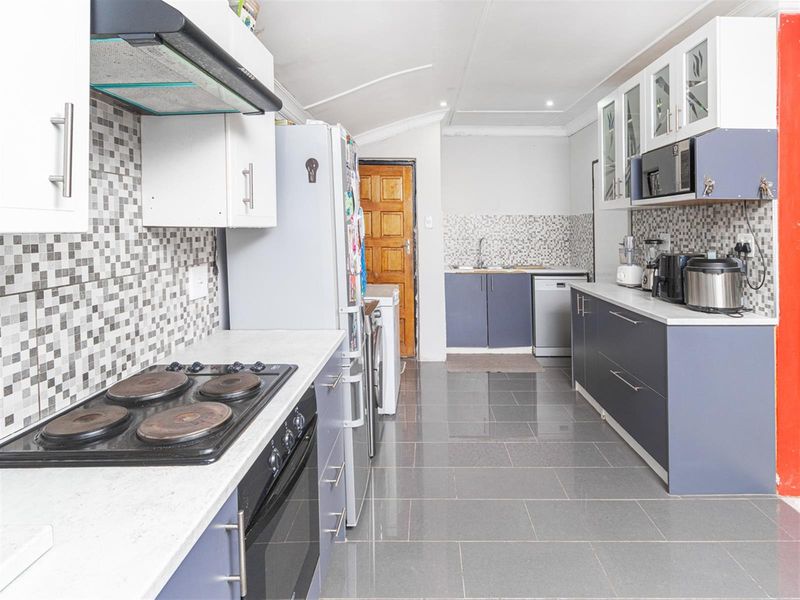 Charming Family Home with Pool, Lapa and Modern Comforts in Bosmont - Photo 7