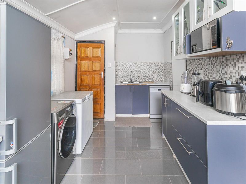 Charming Family Home with Pool, Lapa and Modern Comforts in Bosmont - Photo 8