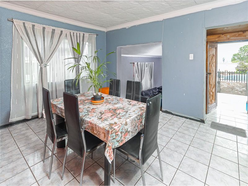 Charming Family Home with Pool, Lapa and Modern Comforts in Bosmont - Photo 5