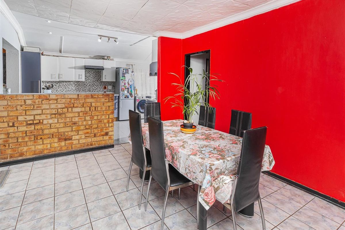 Charming Family Home with Pool, Lapa and Modern Comforts in Bosmont - Photo 4