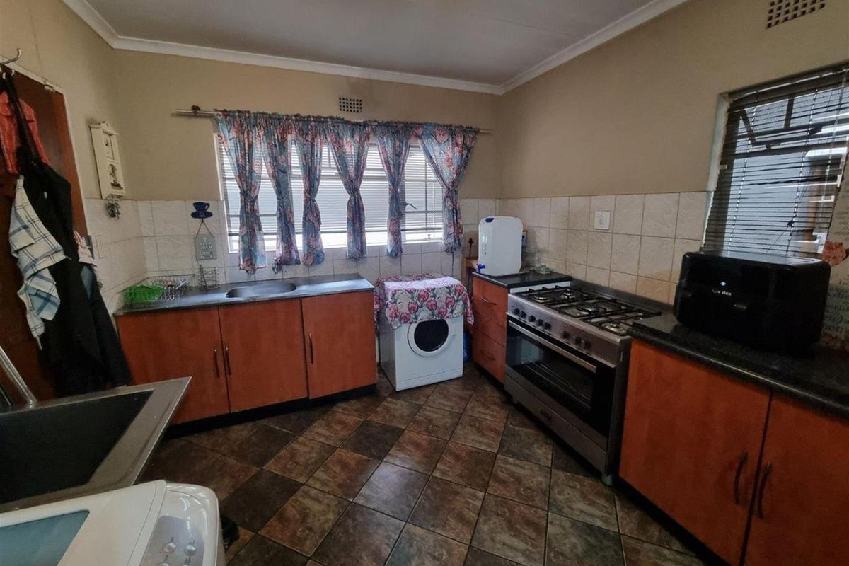 Beautiful 4-Bedroom House For Sale in Vaalpark, Sasolburg - Photo 3