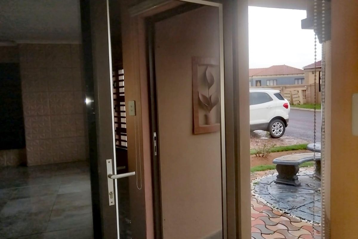 House For Sale in Jackaroo Park, Witbank - Photo 5