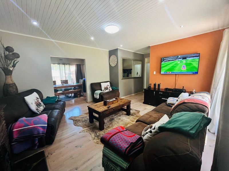 A Charming Family Home is For Sale in Sasolburg Central, Sasolburg - Photo 5