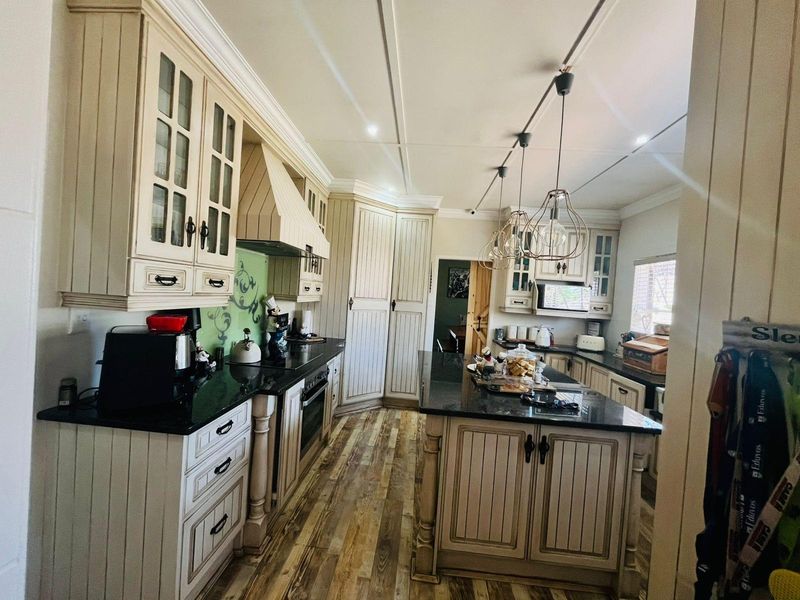 A Charming Family Home is For Sale in Sasolburg Central, Sasolburg - Photo 3