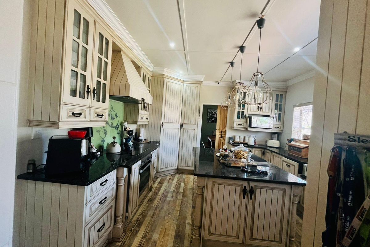 A Charming Family Home is For Sale in Sasolburg Central, Sasolburg - Photo 3