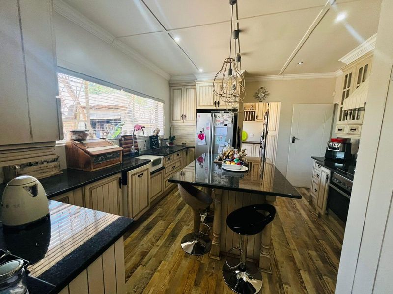 A Charming Family Home is For Sale in Sasolburg Central, Sasolburg - Photo 2