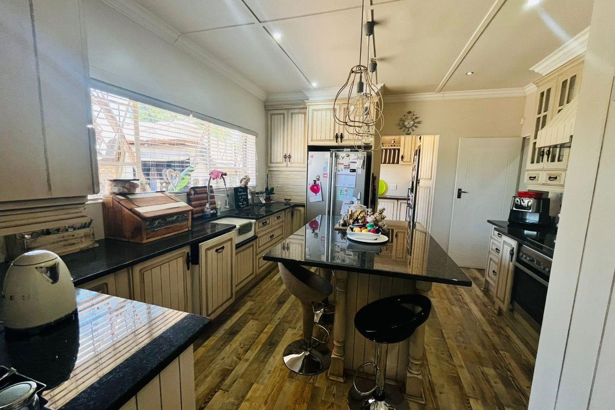 A Charming Family Home is For Sale in Sasolburg Central, Sasolburg - Photo 2