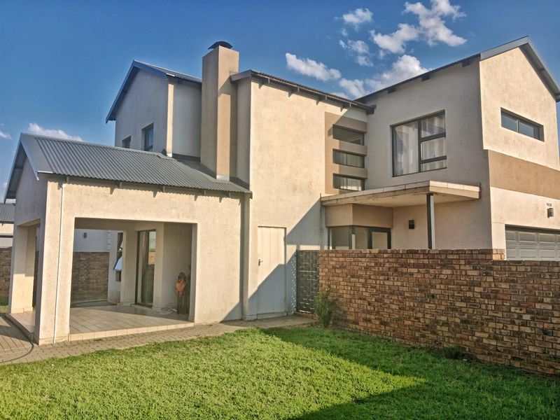 Elegant 3 Bedroom Double Storey Home with Double Garage in Secure Estate for Sale - Photo 1