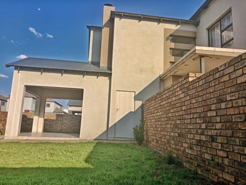 Elegant 3 Bedroom Double Storey Home with Double Garage in Secure Estate for Sale - Photo 7