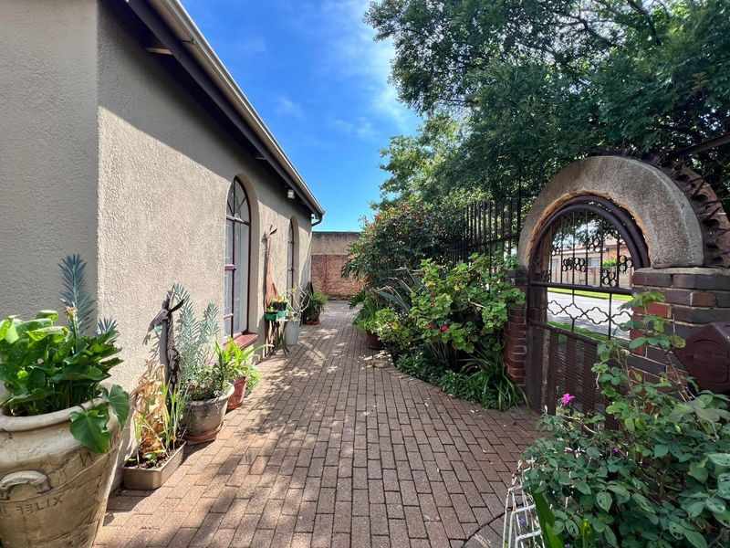 Jem of a home in the hart of Brakpan CBD - Photo 2