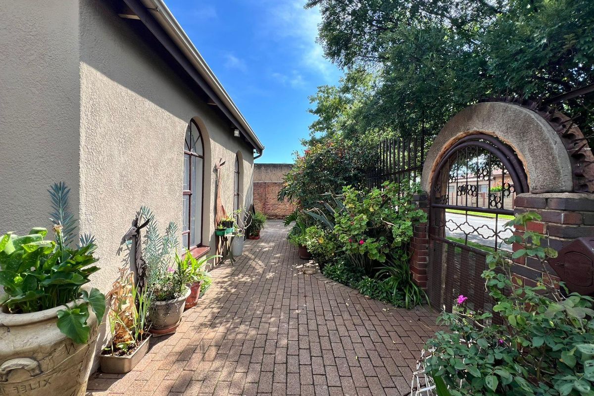 Jem of a home in the hart of Brakpan CBD - Photo 2