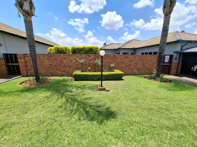 Welcome to spacious, modern living in the heart of sought-after Aerorand! - Photo 9