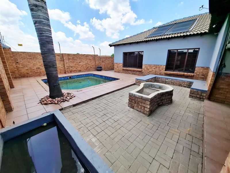 Welcome to spacious, modern living in the heart of sought-after Aerorand! - Photo 5