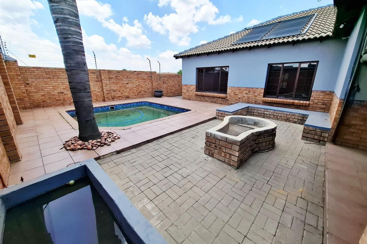 Welcome to spacious, modern living in the heart of sought-after Aerorand! - Photo 5