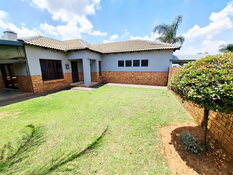 Welcome to spacious, modern living in the heart of sought-after Aerorand! - Photo 3