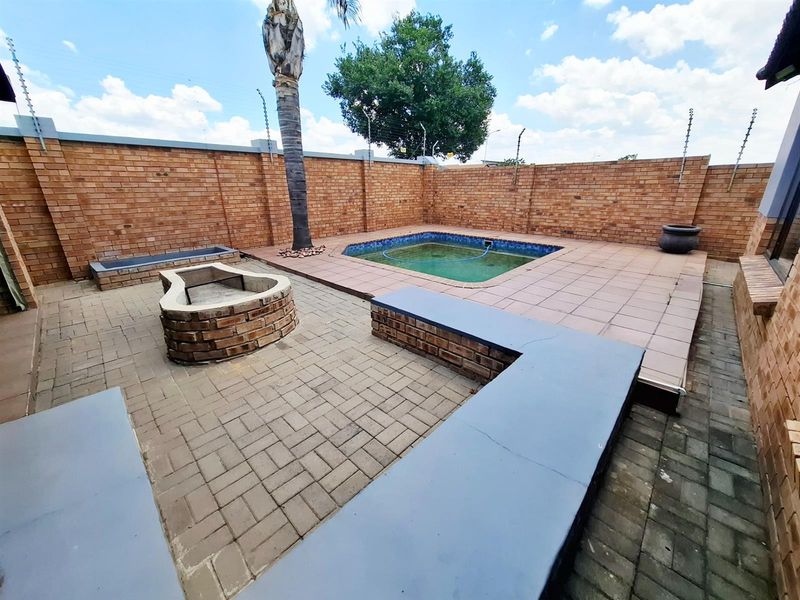 Welcome to spacious, modern living in the heart of sought-after Aerorand! - Photo 8