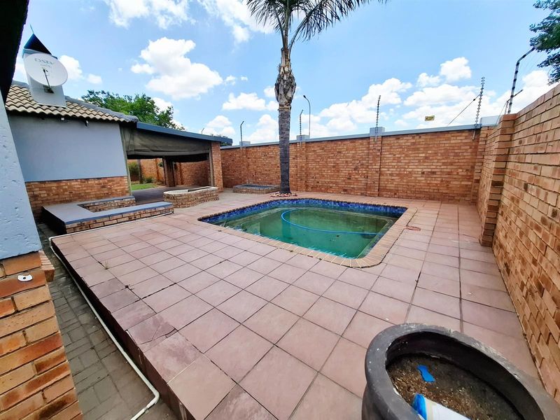 Welcome to spacious, modern living in the heart of sought-after Aerorand! - Photo 6