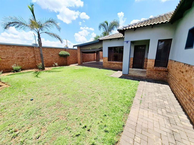 Welcome to spacious, modern living in the heart of sought-after Aerorand! - Photo 2