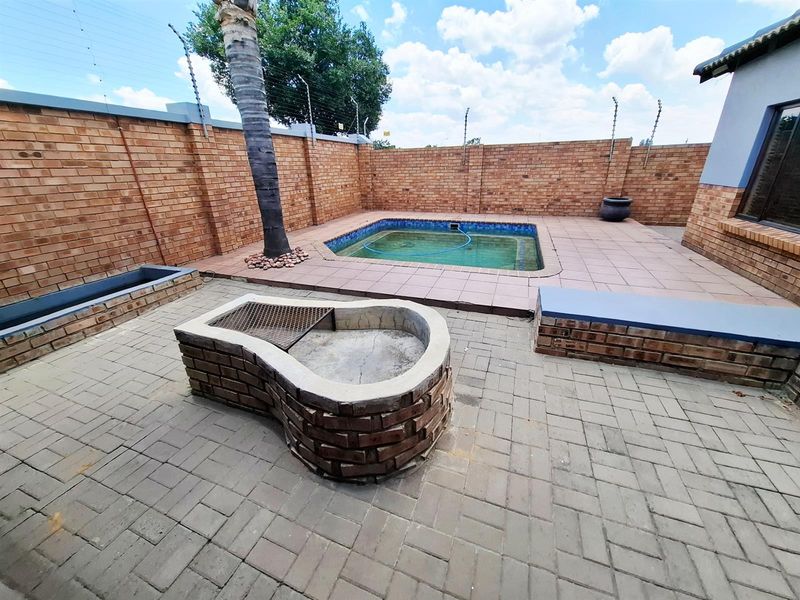 Welcome to spacious, modern living in the heart of sought-after Aerorand! - Photo 4