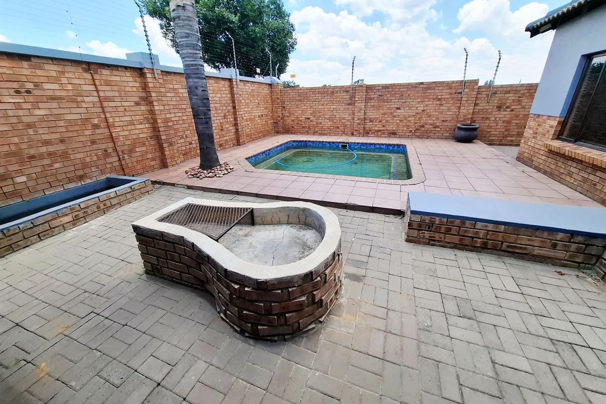 Welcome to spacious, modern living in the heart of sought-after Aerorand! - Photo 4