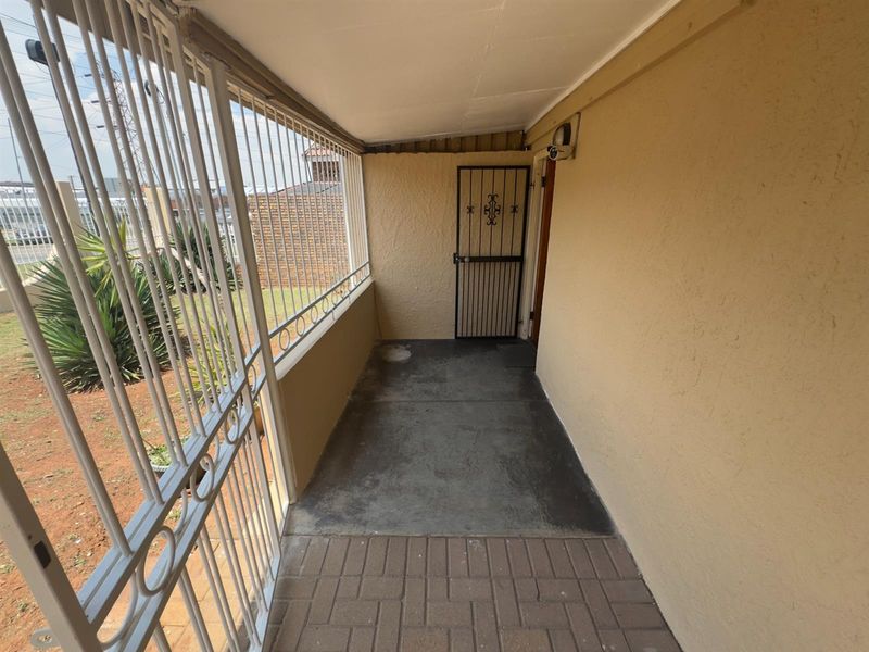 Charming 3-Bedroom Family Home with Classic Character in Prime Location - Photo 4