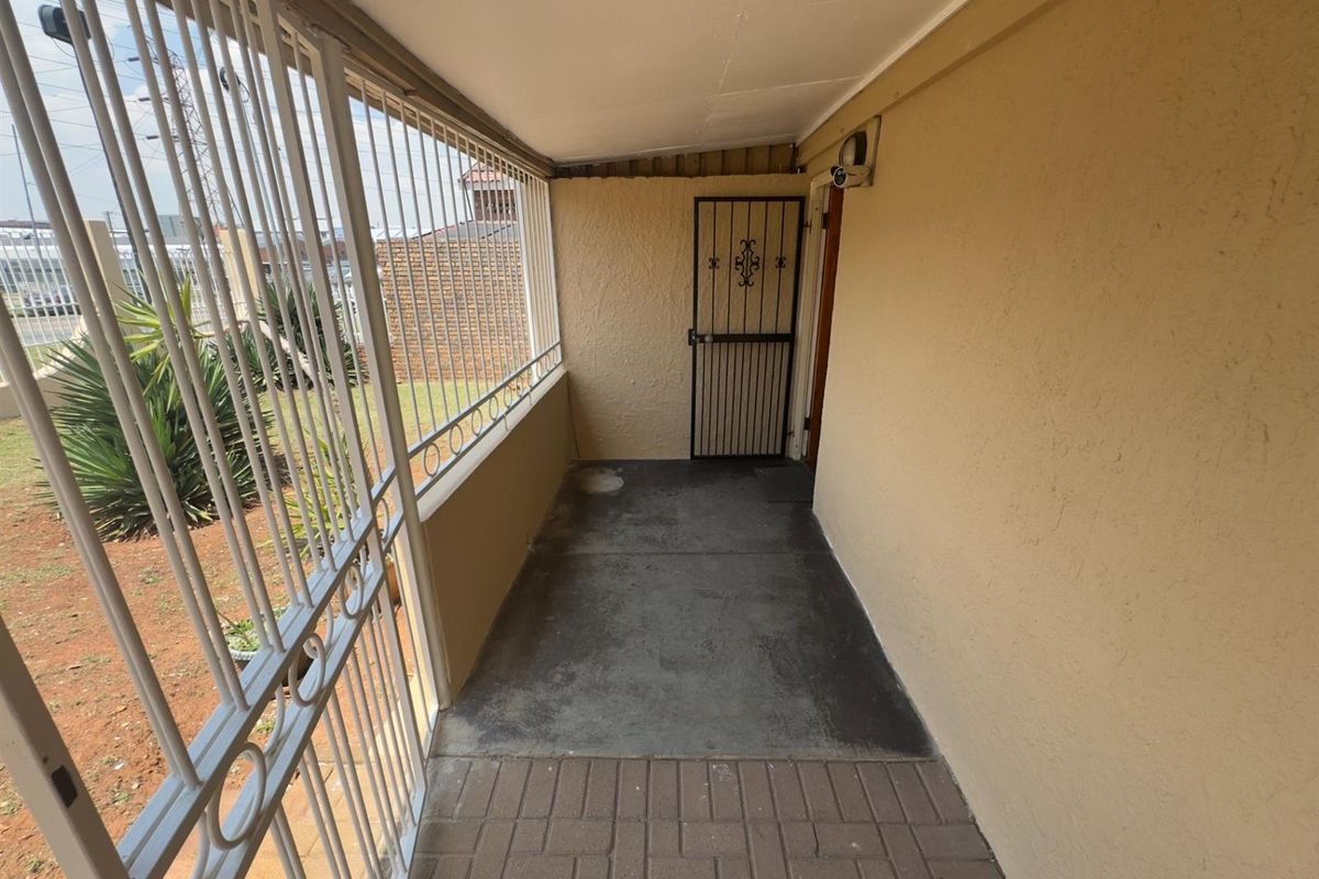 Charming 3-Bedroom Family Home with Classic Character in Prime Location - Photo 4