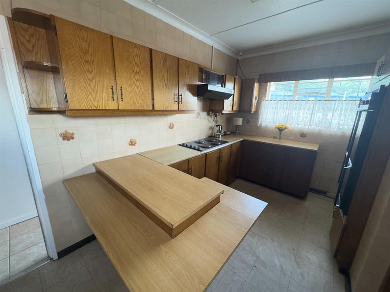 Charming 3-Bedroom Family Home with Classic Character in Prime Location - Photo 10