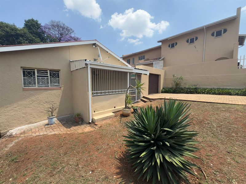 Charming 3-Bedroom Family Home with Classic Character in Prime Location - Photo 2