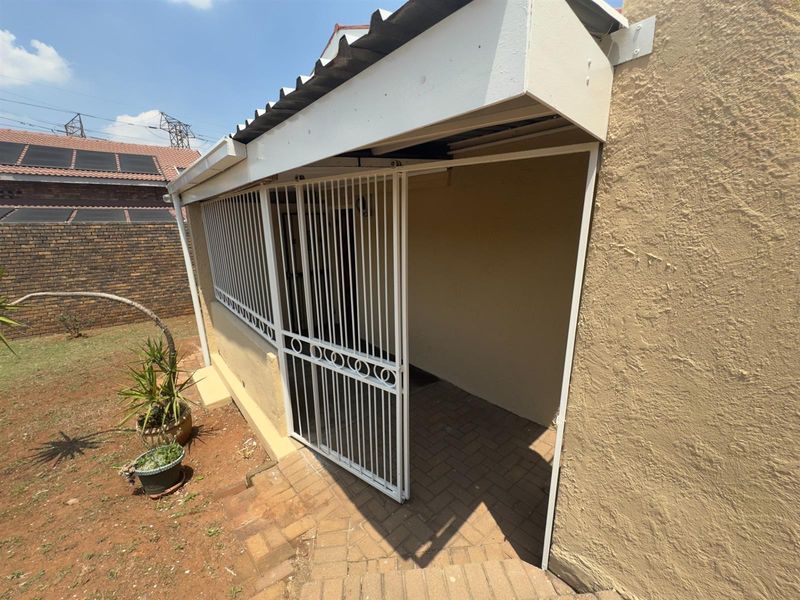 Charming 3-Bedroom Family Home with Classic Character in Prime Location - Photo 3