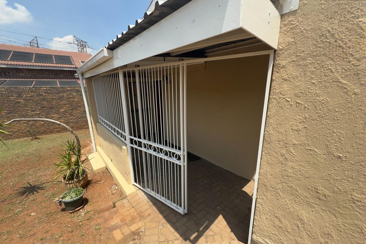 Charming 3-Bedroom Family Home with Classic Character in Prime Location - Photo 3