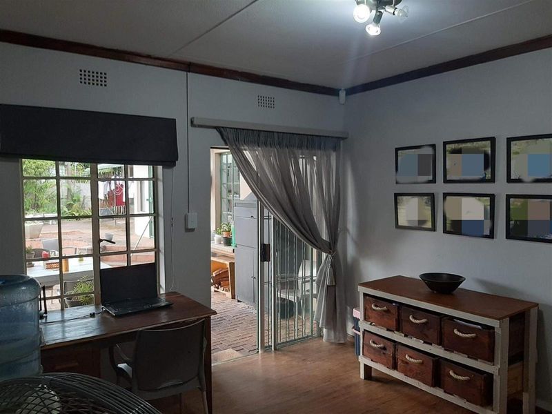 Elegant Family Retreat with Pool, Flatlet & Dual Entrances - A Lifestyle Gem - Photo 10