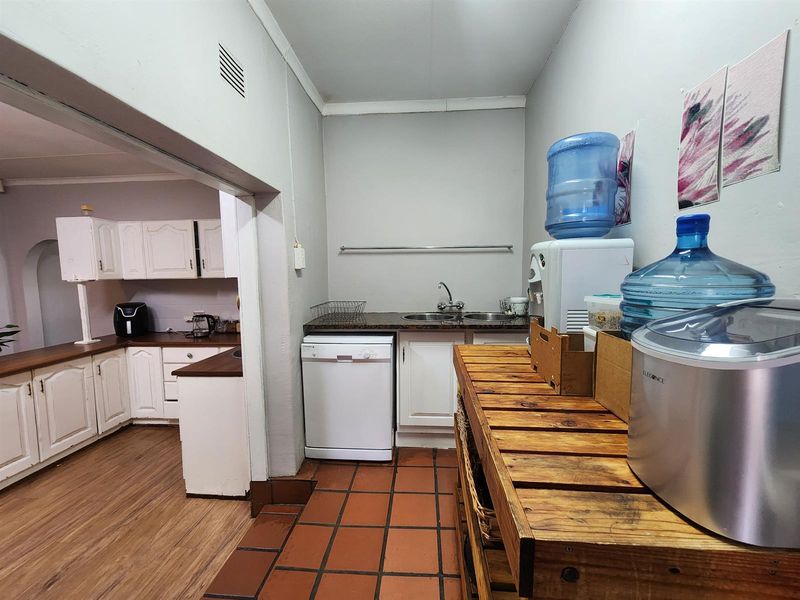 Elegant Family Retreat with Pool, Flatlet & Dual Entrances - A Lifestyle Gem - Photo 8