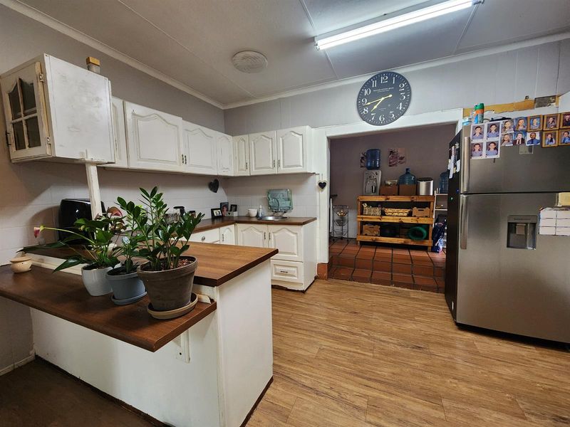 Elegant Family Retreat with Pool, Flatlet & Dual Entrances - A Lifestyle Gem - Photo 6