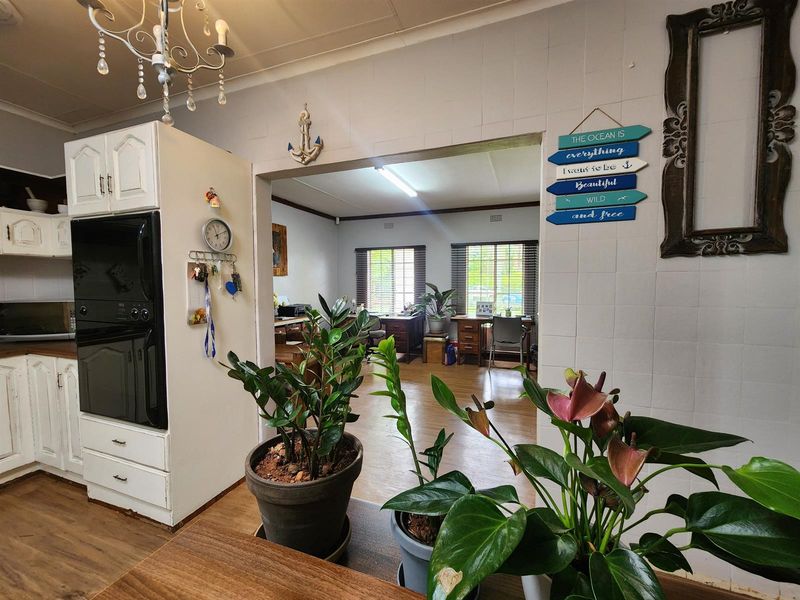 Elegant Family Retreat with Pool, Flatlet & Dual Entrances - A Lifestyle Gem - Photo 4