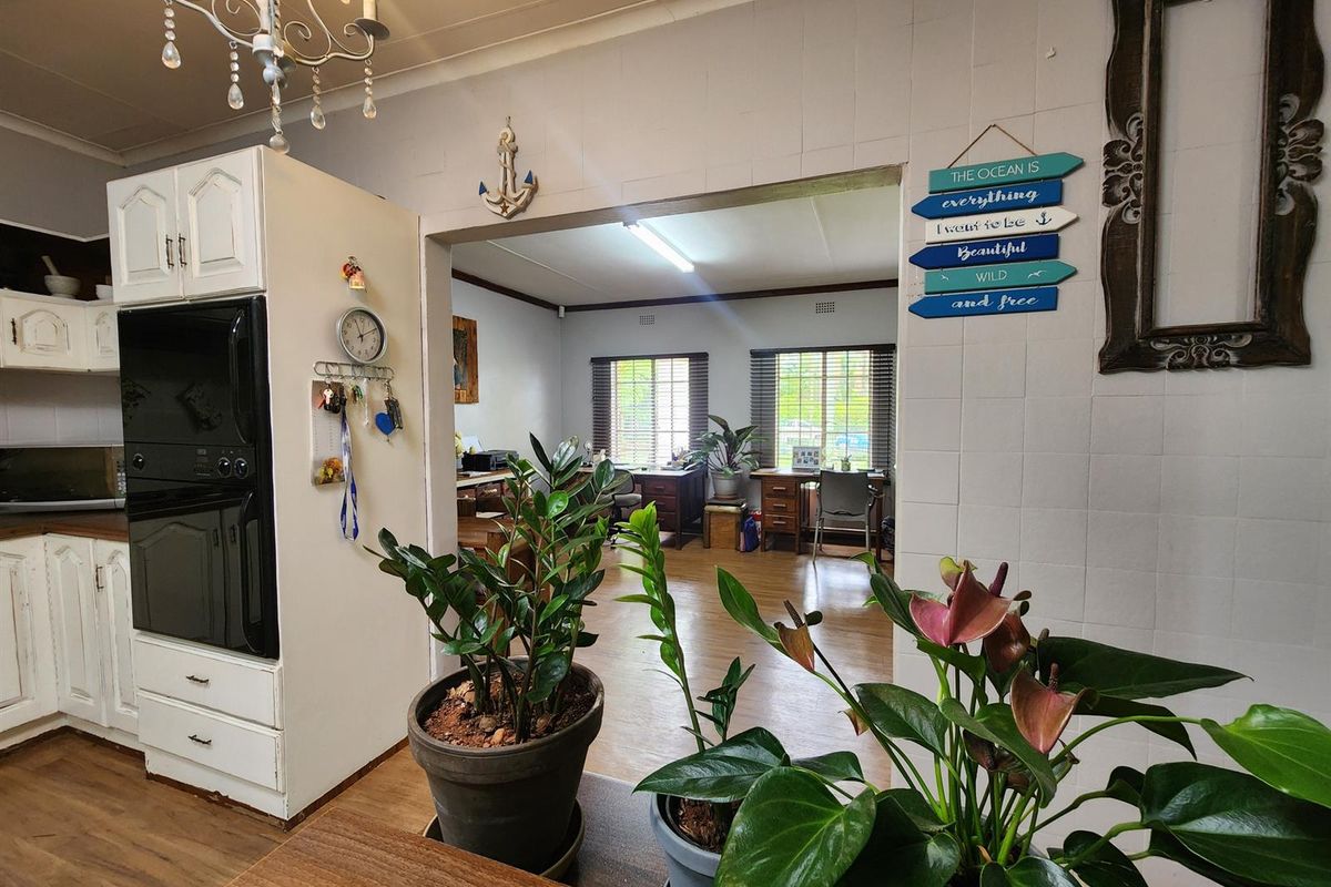 Elegant Family Retreat with Pool, Flatlet & Dual Entrances - A Lifestyle Gem - Photo 4