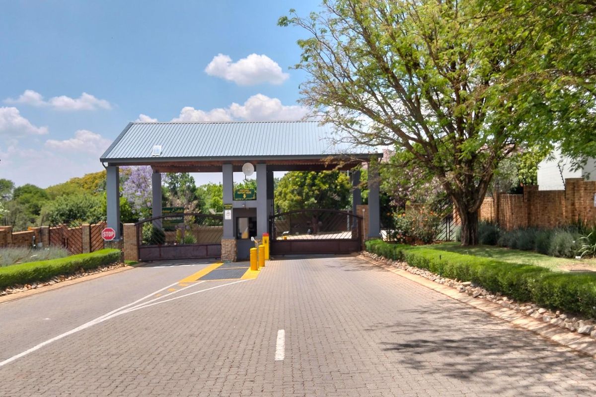 Clearview Estate 4 Beds, 2 Ensuites Baths and 1 shared bath 2 Flats Pool, Solar 24Kva Dbl Garage - Photo 5