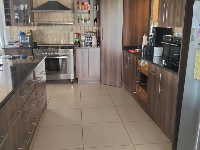 Clearview Estate 4 Beds, 2 Ensuites Baths and 1 shared bath 2 Flats Pool, Solar 24Kva Dbl Garage - Photo 8