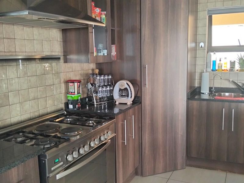 Clearview Estate 4 Beds, 2 Ensuites Baths and 1 shared bath 2 Flats Pool, Solar 24Kva Dbl Garage - Photo 10