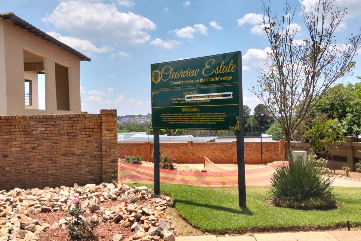 Clearview Estate 4 Beds, 2 Ensuites 1 Family bath + 2 Flatlets Pool, Solar 24Kva Dbl Garage 1536sqm - Photo 3
