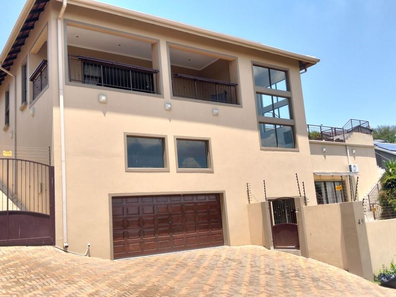 Clearview Estate 4 Beds, 2 Ensuites 1 Family bath + 2 Flatlets Pool, Solar 24Kva Dbl Garage 1536sqm - Photo 4