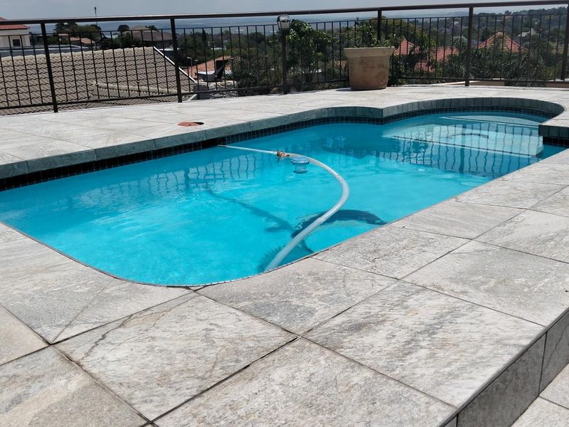 Clearview Estate 4 Beds, 2 Ensuites 1 Family bath + 2 Flatlets Pool, Solar 24Kva Dbl Garage 1536sqm - Photo 6