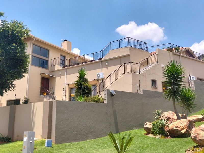 Clearview Estate 4 Beds, 2 Ensuites 1 Family bath + 2 Flatlets Pool, Solar 24Kva Dbl Garage 1536sqm - Photo 5