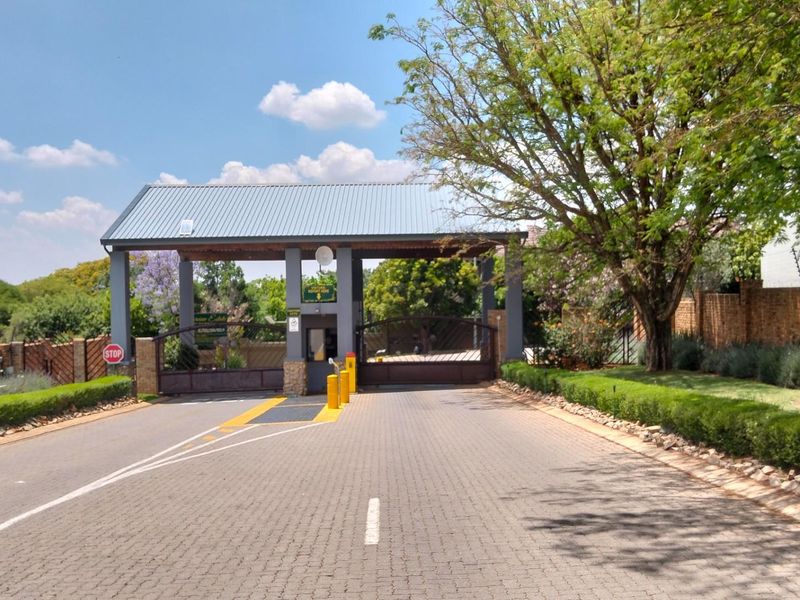 Clearview Estate 4 Beds, 2 Ensuites 1 Family bath + 2 Flatlets Pool, Solar 24Kva Dbl Garage 1536sqm - Photo 2