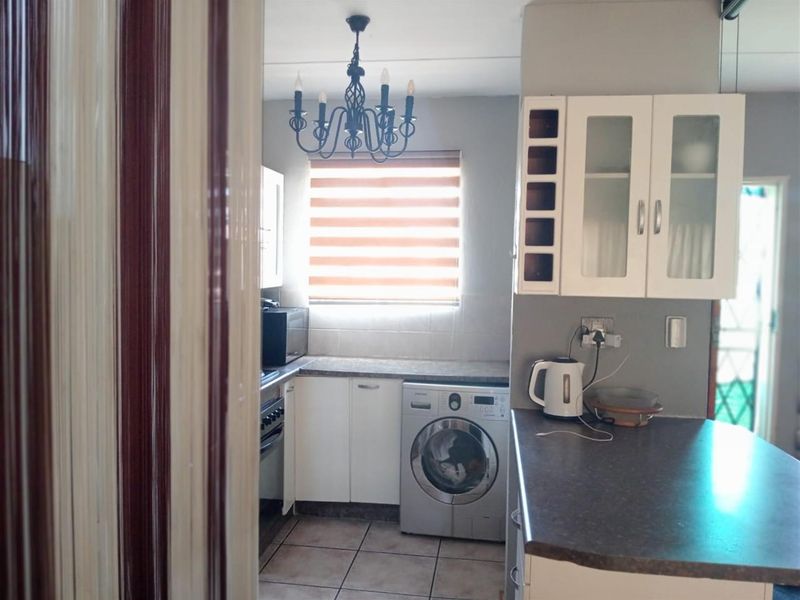 Duplex For Sale in Strubensvallei, Roodepoort - Photo 6